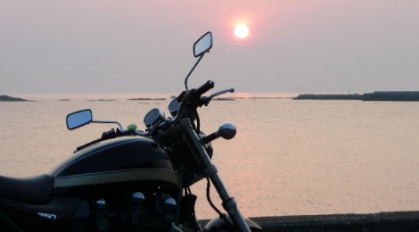 オートバイクと夕日